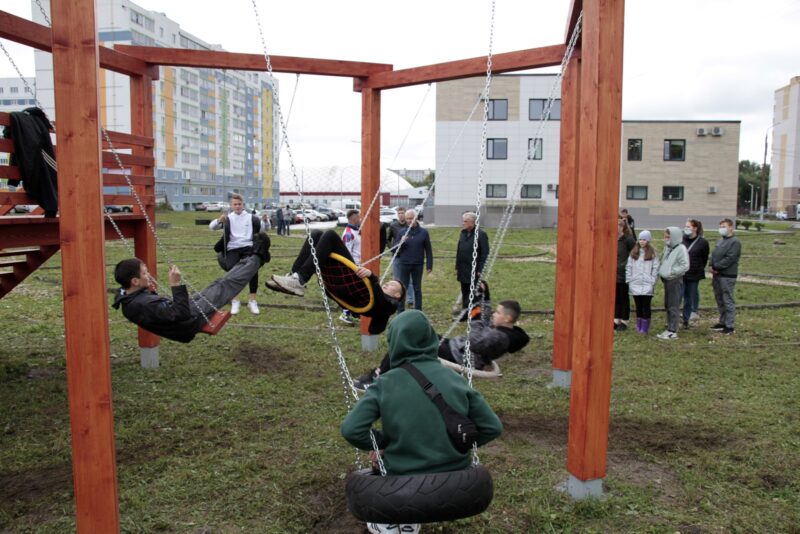 В Твери в микрорайоне Юность появились арт-качели