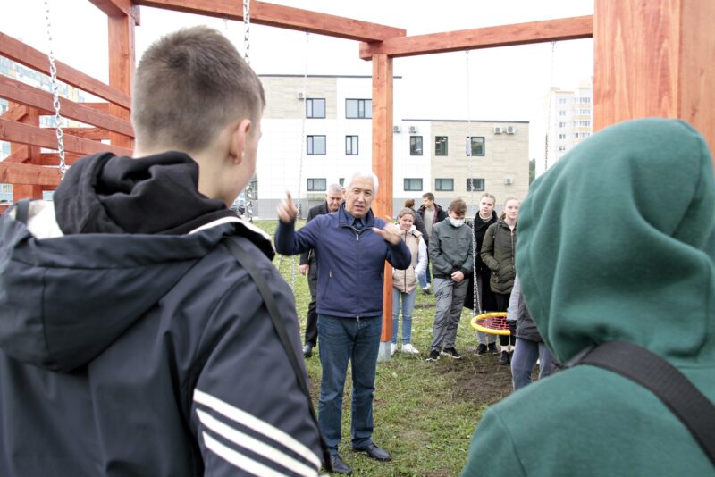 В Твери в микрорайоне Юность появились арт-качели