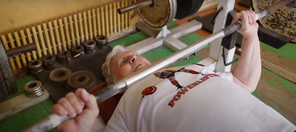 Пожилой атлет из Тверской области удивил спортивного блогера