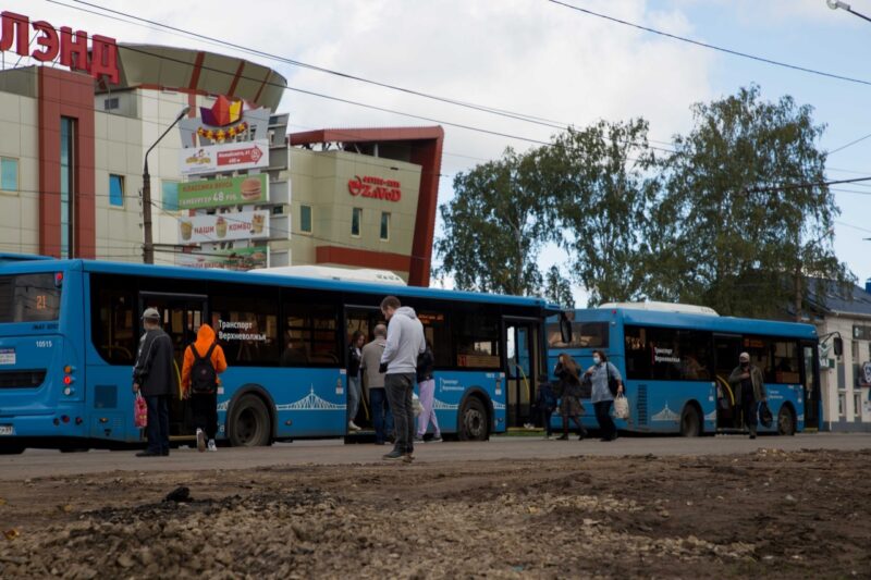 В Твери начали приводить в порядок автобусную остановку у кольца в Южном
