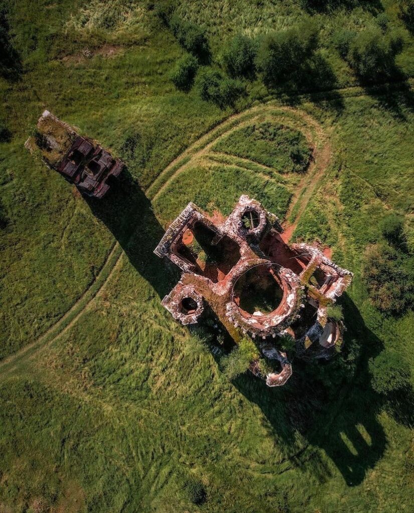 Блогер показала красоту заброшенной церкви в Тверской области