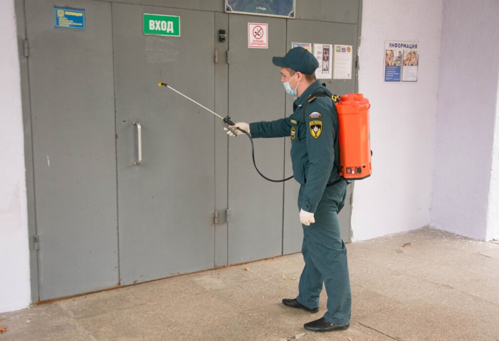 Сотрудники МЧС по Тверской области проводят дезинфекцию на всех избирательных участках