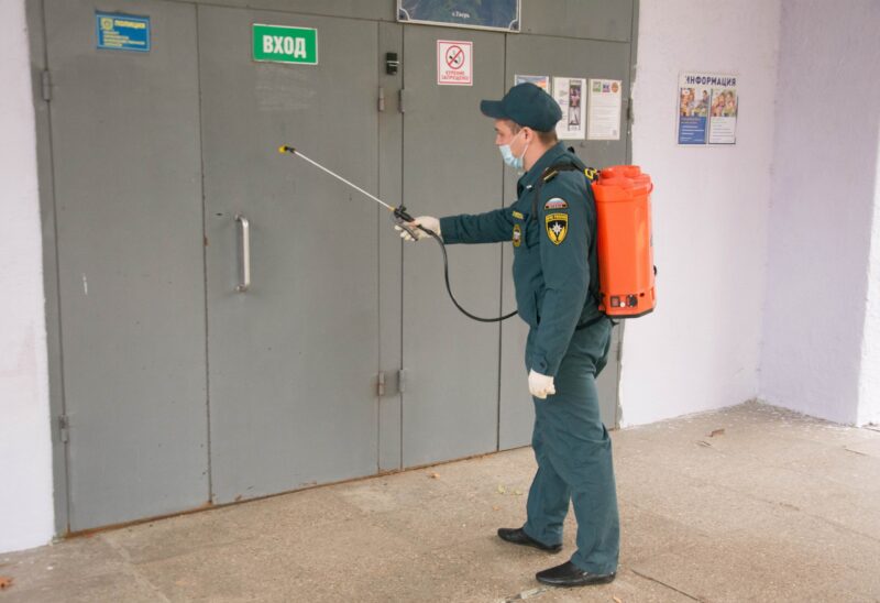 Сотрудники МЧС по Тверской области проводят дезинфекцию на всех избирательных участках Сотрудники МЧС по Тверской области проводят дезинфекцию на всех избирательных участках