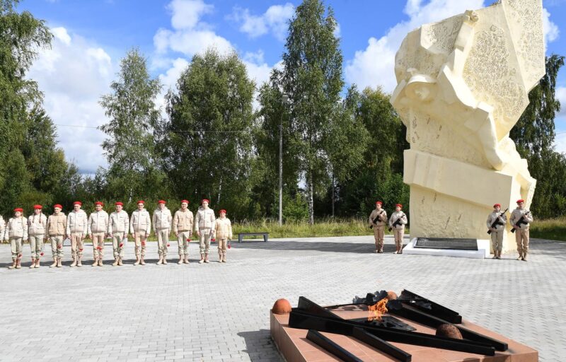 В Конаковском районе губернатор Игорь Руденя возложил цветы к мемориальному комплексу сержанту Васильковскому