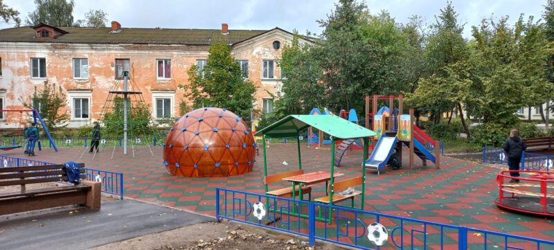 В Нелидово прошел субботник на благоустроенной Октябрьской площади