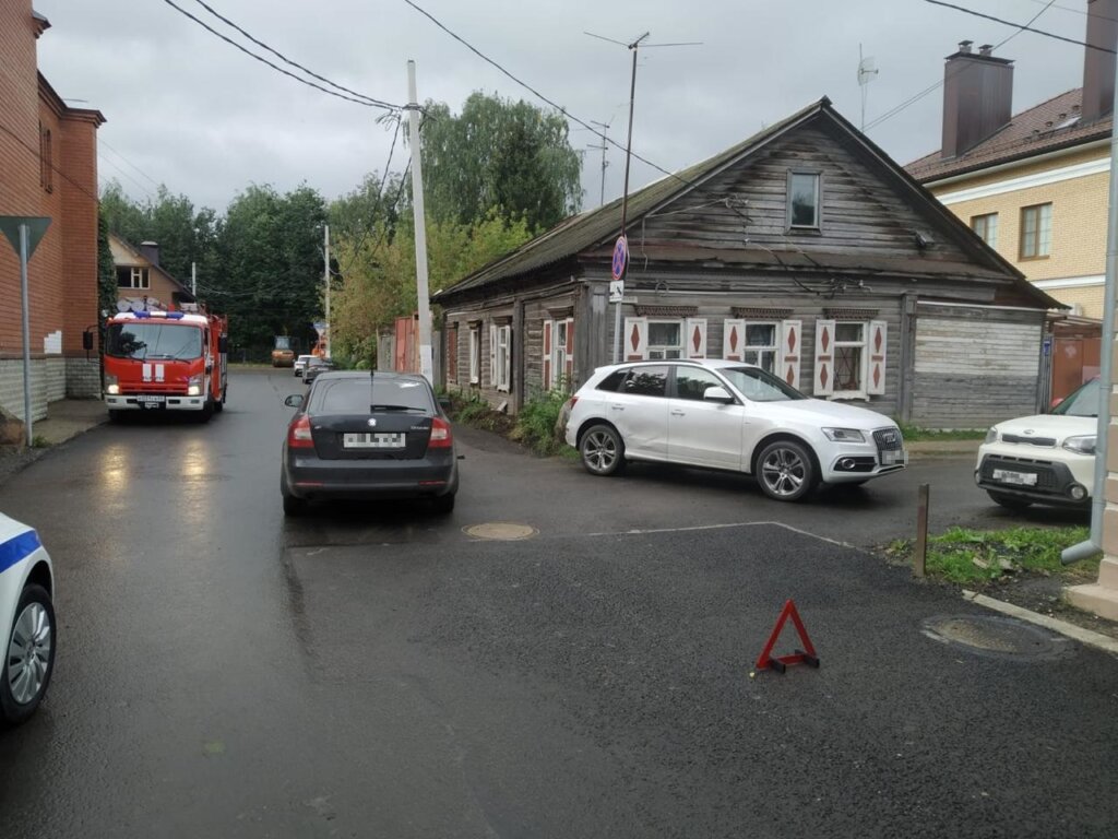 В Твери пожарные спасли женщину из огня