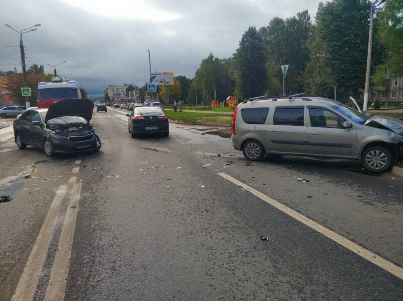 Есть пострадавшие: в Твери столкнулось два автомобиля Есть пострадавшие: в Твери столкнулось два автомобиля