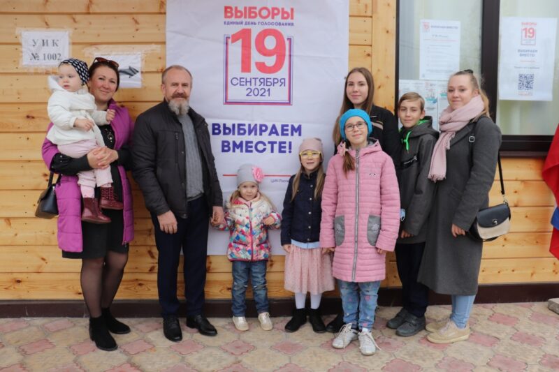 Многодетная семья Байковых, в которой воспитываются семеро детей, проголосовала в Твери