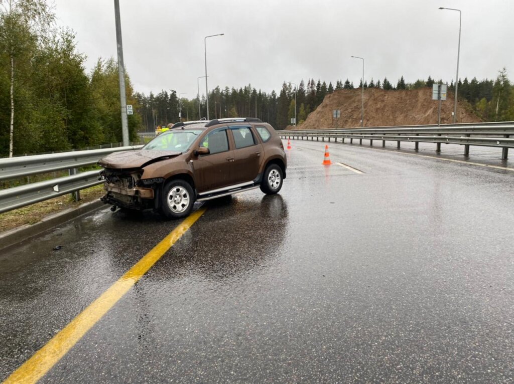 В Тверской области на трассе М-11 иномарка врезалась в барьерное ограждение