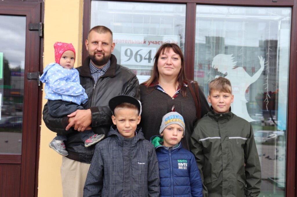 Семья, воспитывающая шестерых детей, проголосовала на выборах в Твери Семья, воспитывающая шестерых детей, проголосовала на выборах в Твери