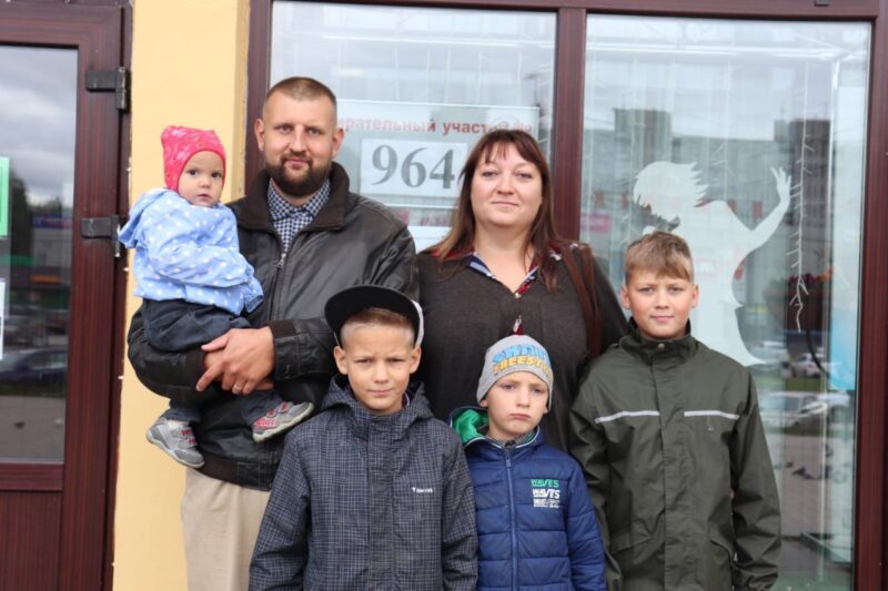 Семья, воспитывающая шестерых детей, проголосовала на выборах в Твери Семья, воспитывающая шестерых детей, проголосовала на выборах в Твери
