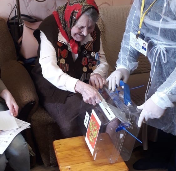 Ветеран Великой Отечественной войны из Тверской области проголосовала на дому