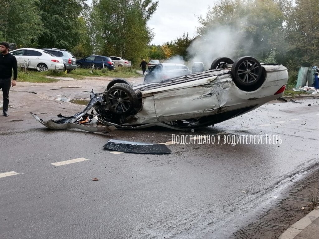 В Твери водитель иномарки врезался в мусорный бак