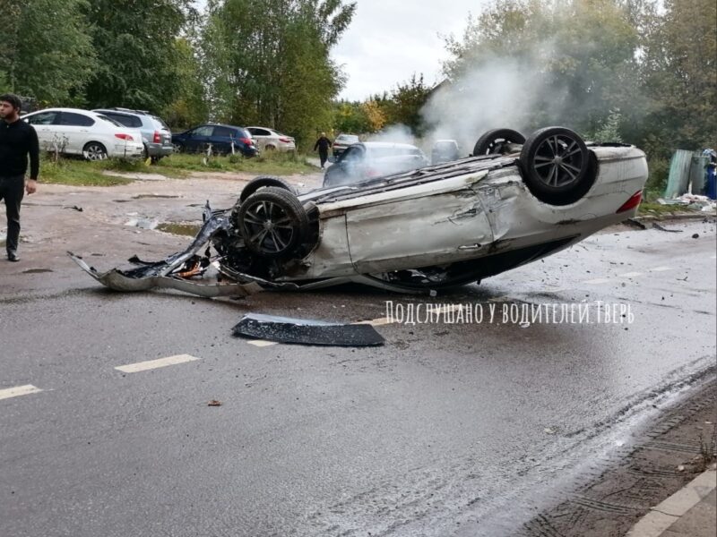 В Твери водитель иномарки врезался в мусорный бак В Твери водитель иномарки врезался в мусорный бак