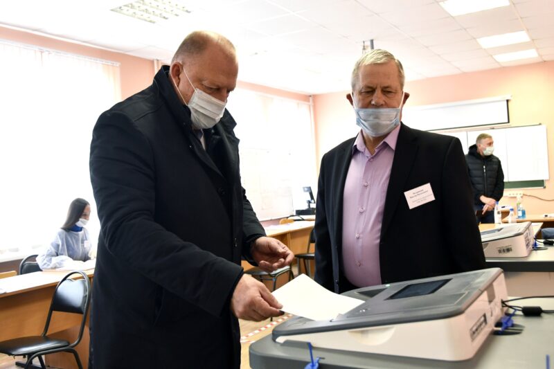 Сергей Голубев проголосовал на избирательном участке Сергей Голубев проголосовал на избирательном участке