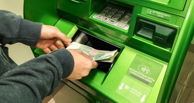 В Тверской области молодой человек может отправиться в тюрьму за взятые из банкомата деньги В Тверской области женщина не дождалась денег из банкомата, и купюры достались другому