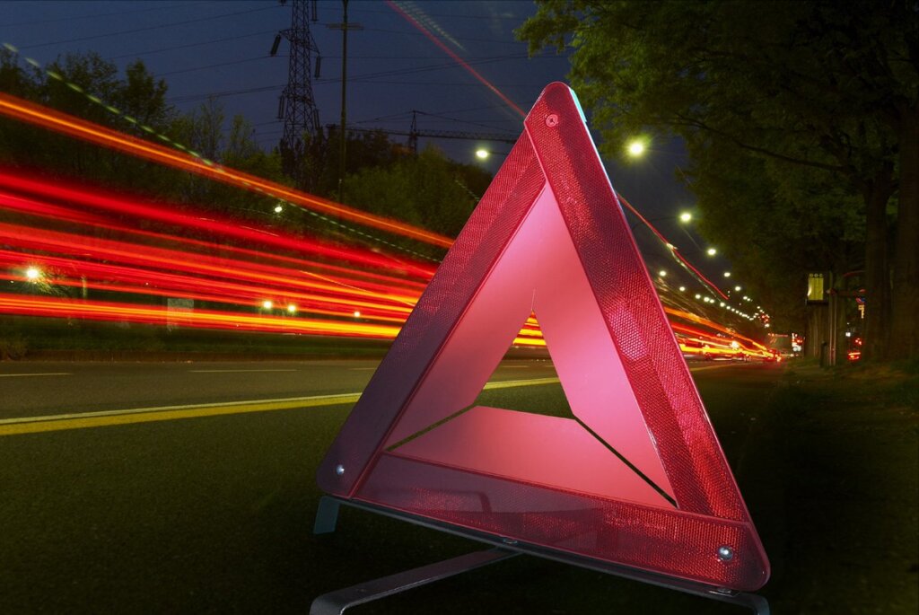 Жительница Твери чуть не погибла под колесами автомобиля