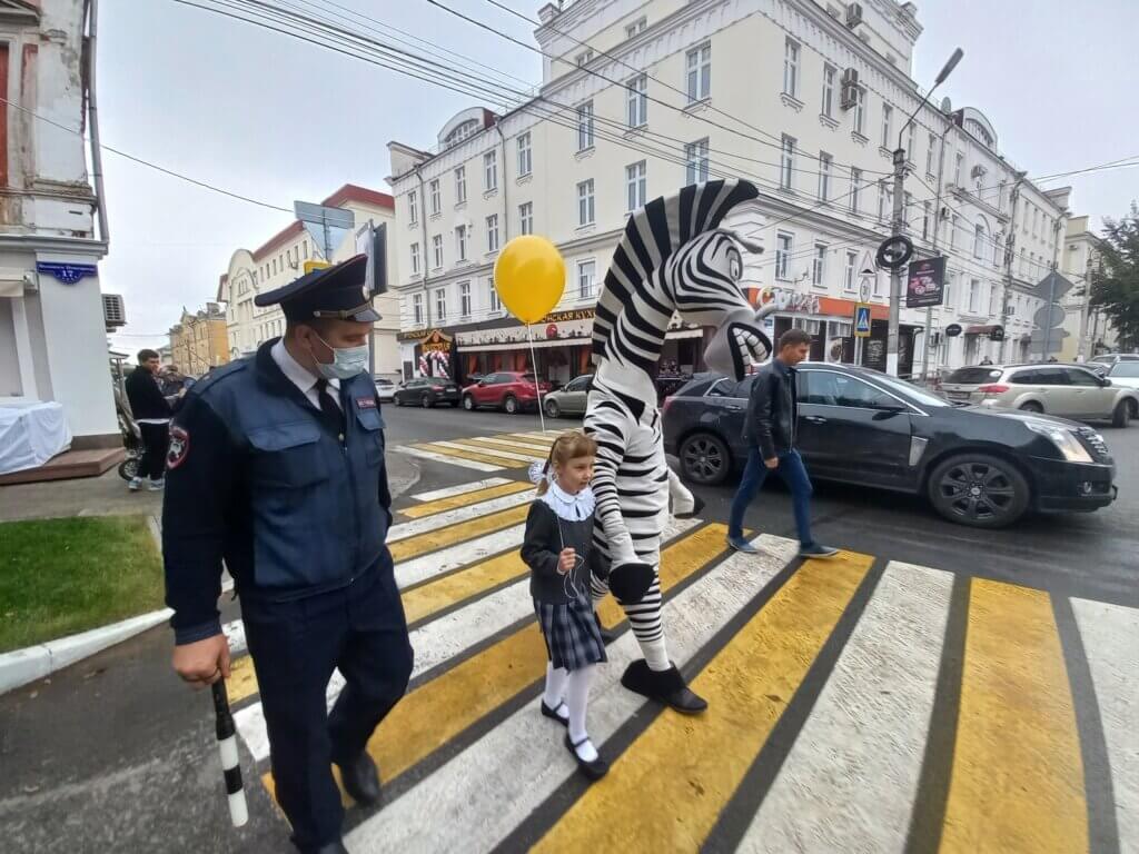 В День знаний тверские школьники переходили дорогу вместе с Зеброй по "зебре" В День знаний тверские школьники переходили дорогу вместе с Зеброй по "зебре"