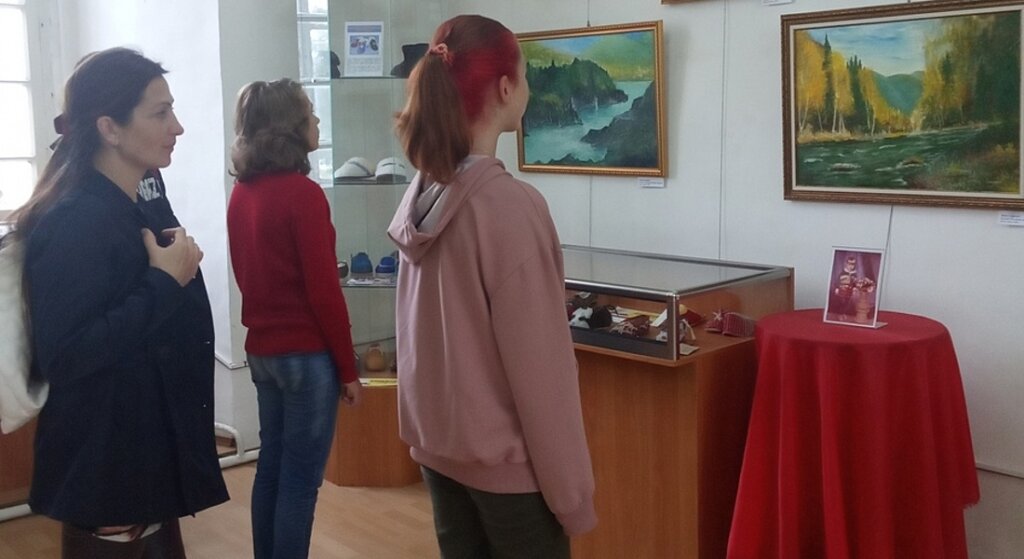 В Торопецком краеведческом музее проходит выставка живописи «Песнь малой родине. Горный Алтай.»