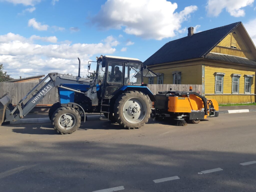 В Торопце жители скинулись на новую дорожную технику