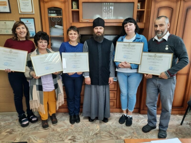 Сотрудникам Калязинского детского дома вручили архиерейские благодарности Сотрудникам Калязинского детского дома вручили архиерейские благодарности