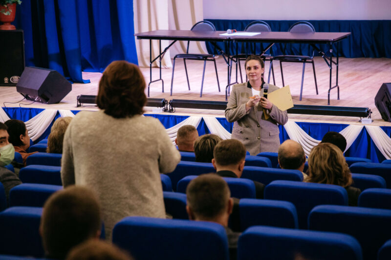 Юлия Саранова встретилась с местными общественниками в Никулино