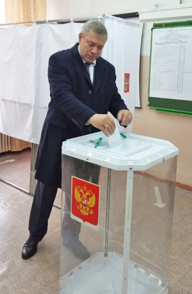 Глава Калязинского района одним из первых посетил избирательный участок Глава Калязинского района одним из первых посетил избирательный участок