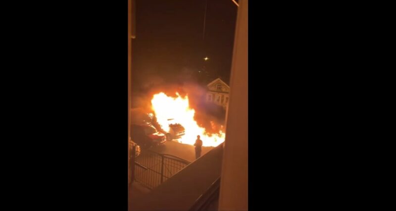 Три автомобиля пострадали от огня в Заволжском районе Твери Три автомобиля пострадали от огня в Заволжском районе Твери