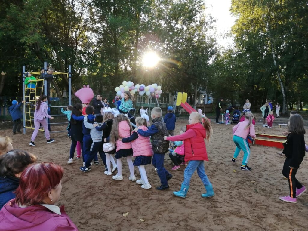 Жители города в Тверской области обещали беречь новую детскую площадку