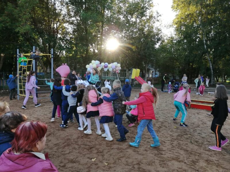 Жители города в Тверской области обещали беречь новую детскую площадку Жители города в Тверской области обещали беречь новую детскую площадку