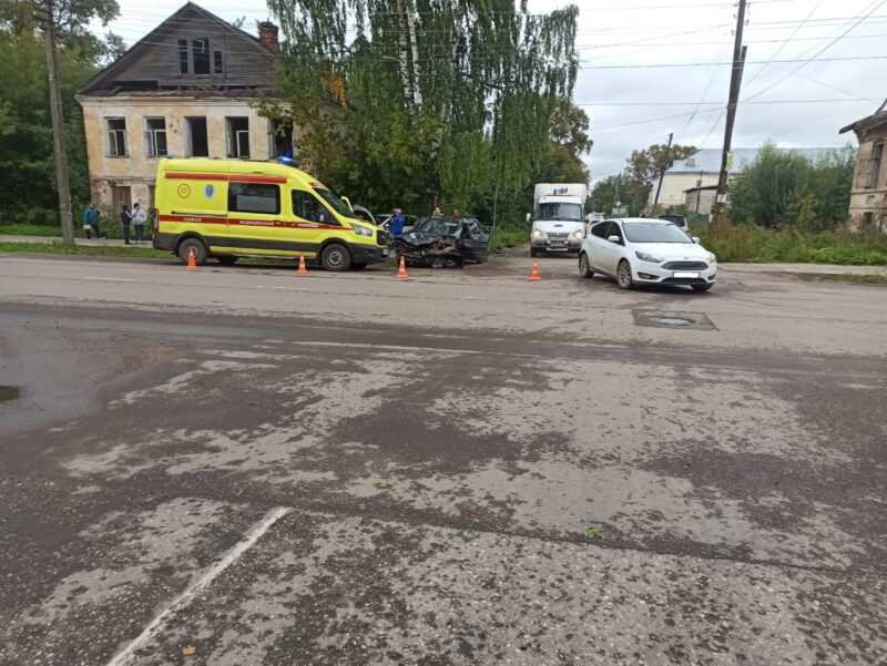 В Тверской области на перекрестке произошла авария, в которой пострадали четыре человека