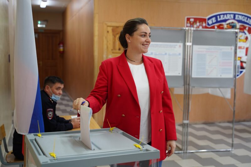 Лидер тверских волонтеров Юлия Саранова проголосовала вместе с семьей – папой, мамой и братом Лидер тверских волонтеров Юлия Саранова проголосовала вместе с семьей – папой, мамой и братом