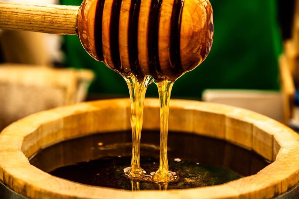 В Твери 20 производителей Верхневолжья представляют мед и другие продукты на сельскохозяйственной ярмарке