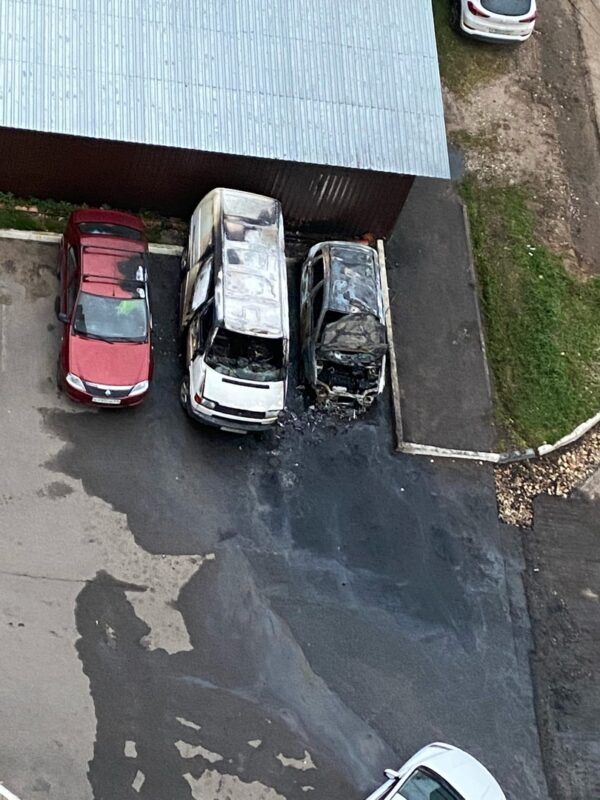 Три автомобиля пострадали от огня в Заволжском районе Твери