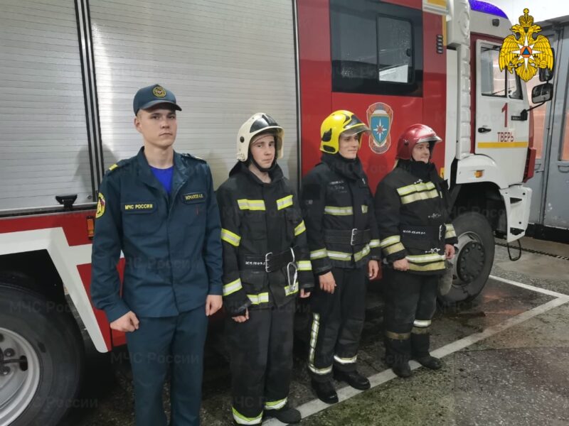 В Твери пожарные спасли женщину из огня В Твери пожарные спасли женщину из огня