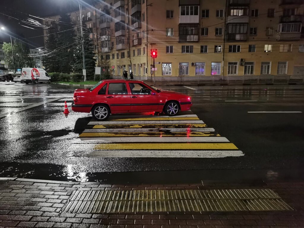 В Твери иномарка сбила двух пешеходов, которые переходили дорогу на разрешающий сигнал светофора