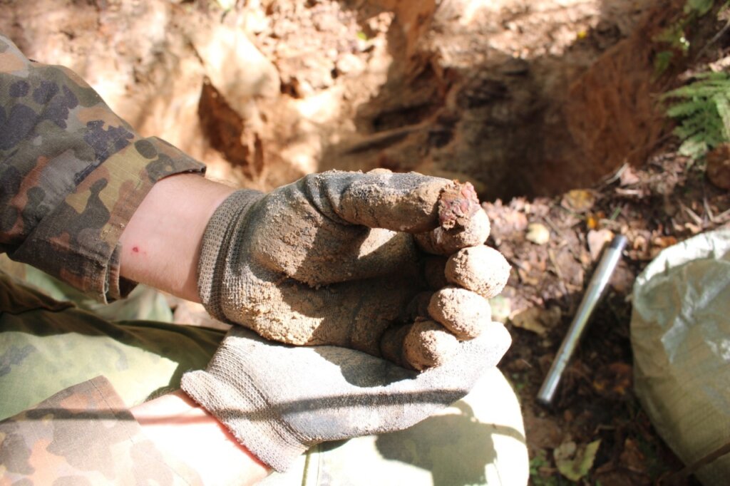 В Ржевском районе поисковики нашли медальон красноармейца В Ржевском районе поисковики нашли медальон красноармейца