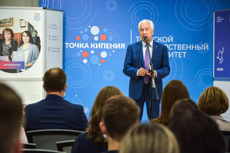 День знаний в Твери: Владимир Васильев цитировал Марка Твена и признался, что полюбил учебу благодаря родителям День знаний в Твери: Владимир Васильев цитировал Марка Твена и признался, что полюбил учебу благодаря родителям