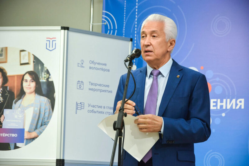 День знаний в Твери: Владимир Васильев цитировал Марка Твена и признался, что полюбил учебу благодаря родителям