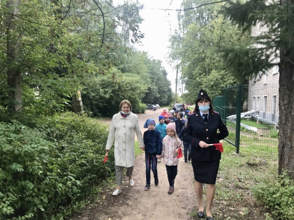 Дети из Лихославля гуляли по городу с инспектором ГИБДД Дети из Лихославля гуляли по городу с инспектором ГИБДД