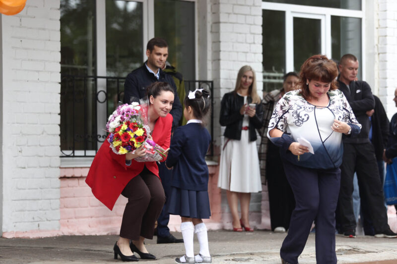 Цветы для волонтера: в тверской школе №38 отметили День знаний Цветы для волонтера: в тверской школе №38 отметили День знаний