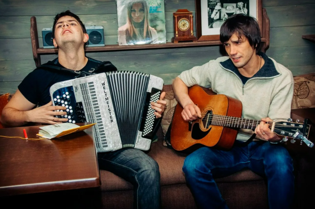 Концерт петербургских музыкантов Максима Ермачкова и Александра Сомова пройдет в «Биг Бене» Концерт петербургских музыкантов Максима Ермачкова и Александра Сомова пройдет в «Биг Бене»