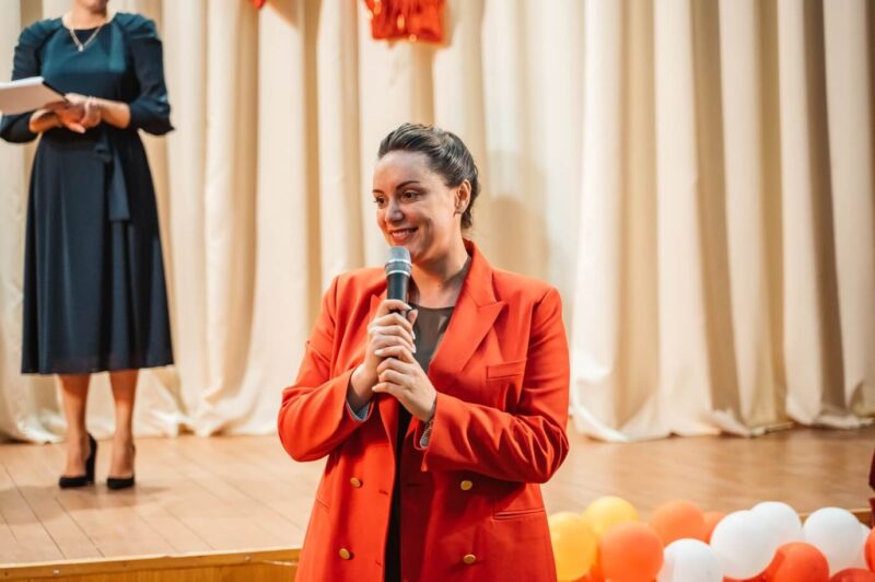 Юлия Саранова побывала на Дне знаний в средней школе поселка Эммаус