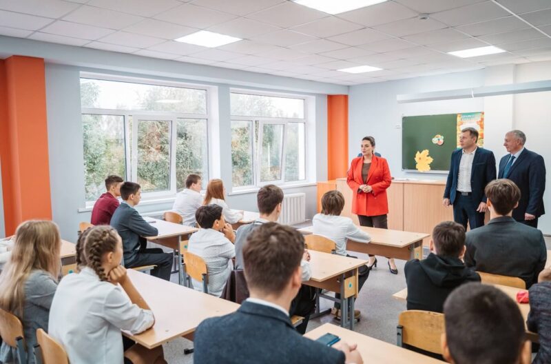 Юлия Саранова побывала на Дне знаний в средней школе поселка Эммаус Юлия Саранова побывала на Дне знаний в средней школе поселка Эммаус