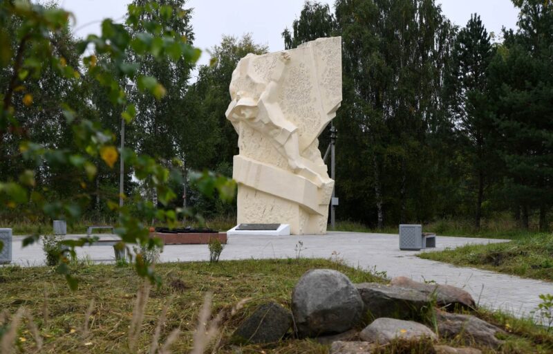 В Конаковском районе губернатор Игорь Руденя возложил цветы к мемориальному комплексу сержанту Васильковскому