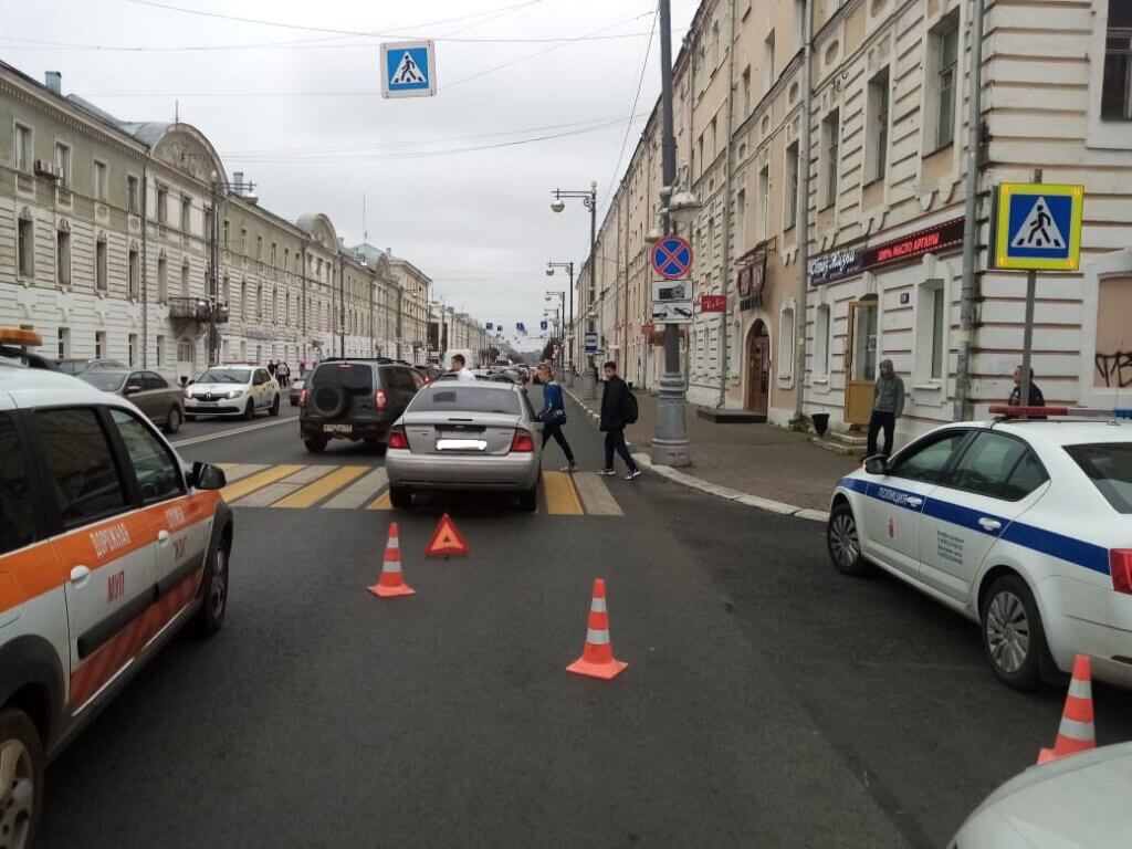 В Твери на улице Советской иномарка сбила 14-летнюю девочку В Твери на улице Советской иномарка сбила 14-летнюю девочку