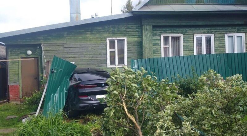 В Твери водитель BMW из-за плохого самочувствия попал в ДТП В Твери водитель BMW из-за плохого самочувствия попал в ДТП