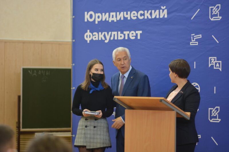 День знаний в Твери: Владимир Васильев цитировал Марка Твена и признался, что полюбил учебу благодаря родителям