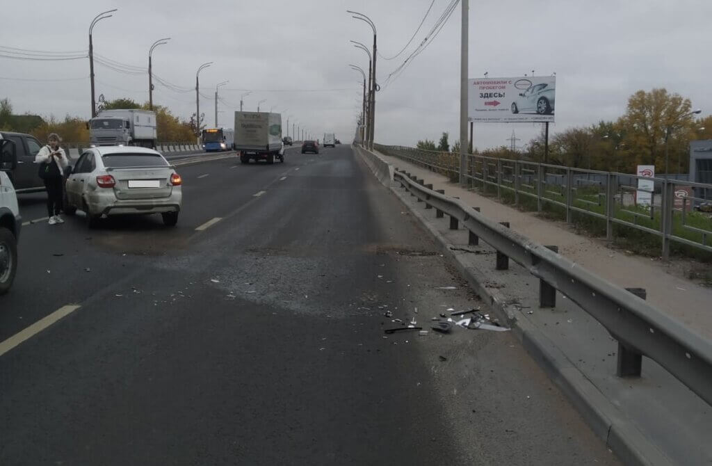 На Восточному мосту в Твери автомобиль Лада Гранта врезался в отбойник