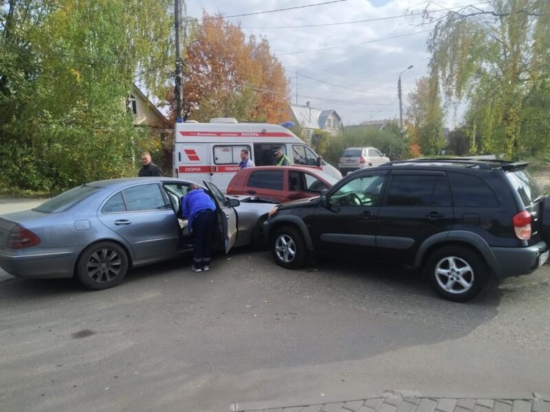 В Твери при столкновении трех машин пострадали два человека В Твери при столкновении трех машин пострадали два человека